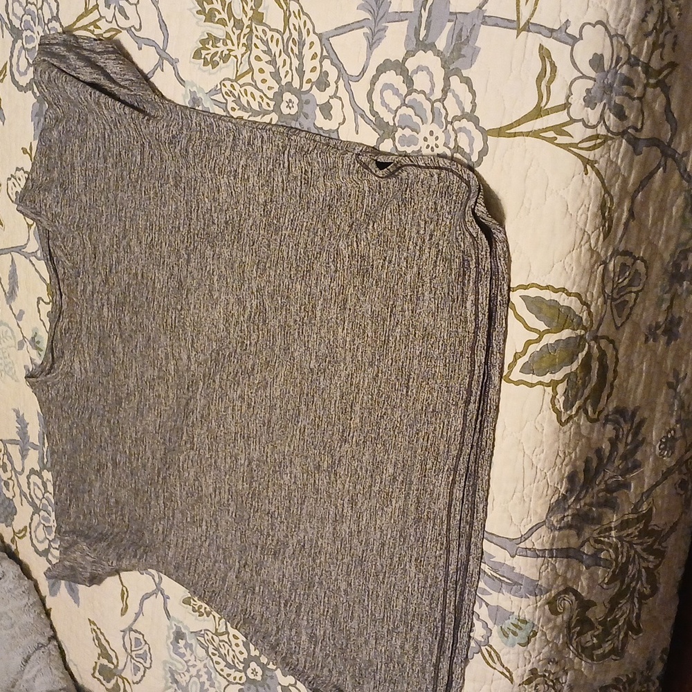 grey crew neck t shirt